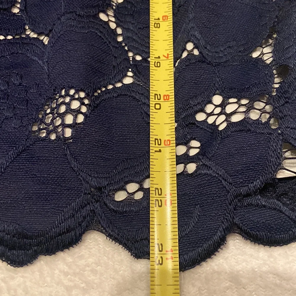 LILLY PULITZER Size XS Beautiful Blue & White Size XS Top - Picture 6 of 11